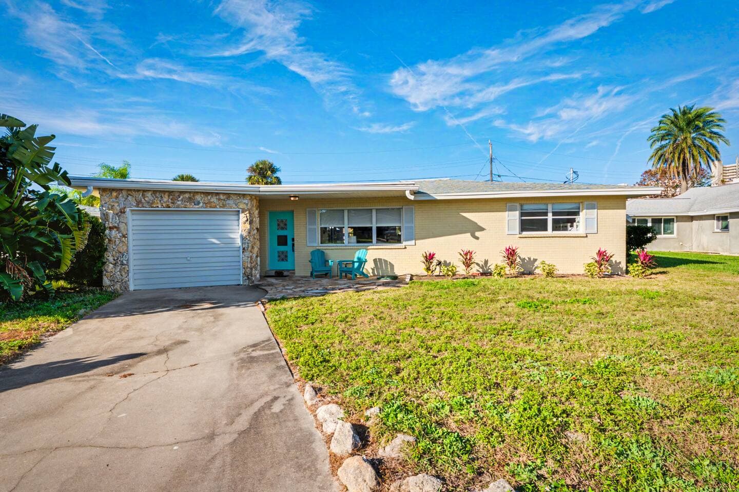 Coral Way Getaway, 3BR Home Walk to Beach