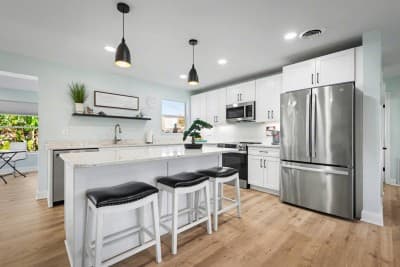 Coral Way Getaway, 3BR Home Walk to Beach